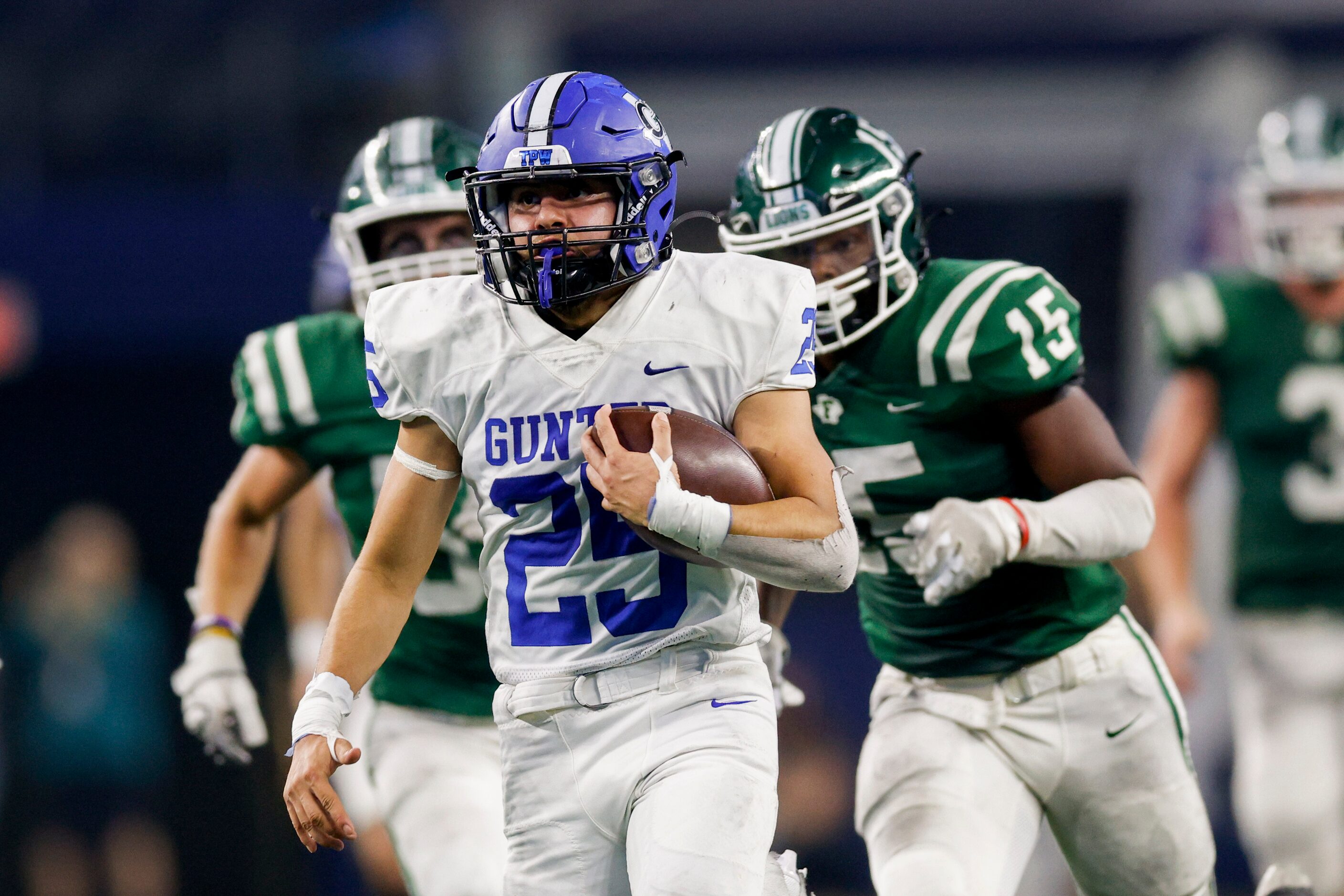 Gunter running back Saul Rodriguez (25) runs up field during the second quarter of their...