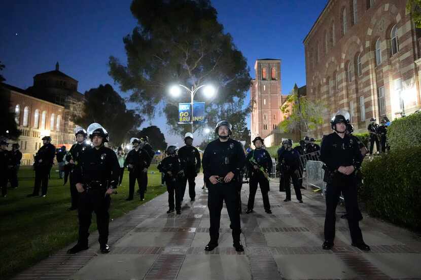 Policías desplegados en el campus de la Universidad de California en Los Ángeles (UCLA)...