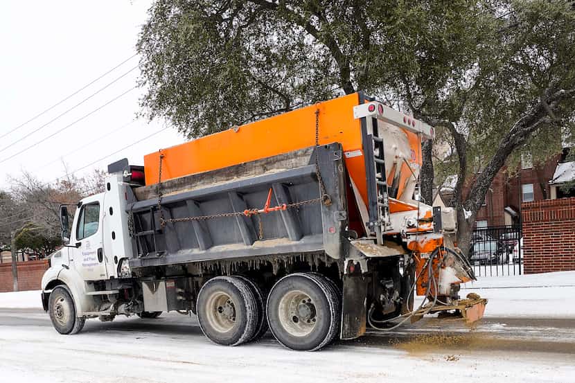 Un camión de la ciudad realiza tareas de deshielo luego de una tormenta de nieve. El...