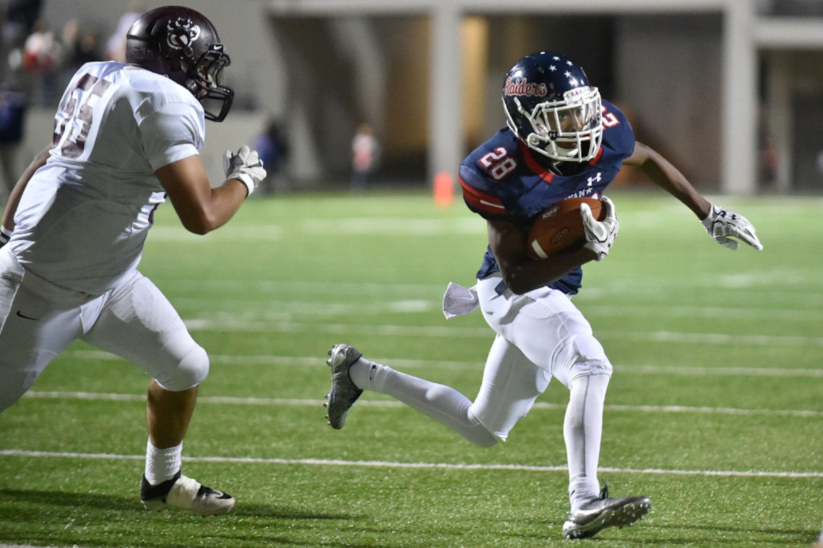 Ryan senior wide receiver Devin Mosley (28) runs around Sherman junior defensive lineman...