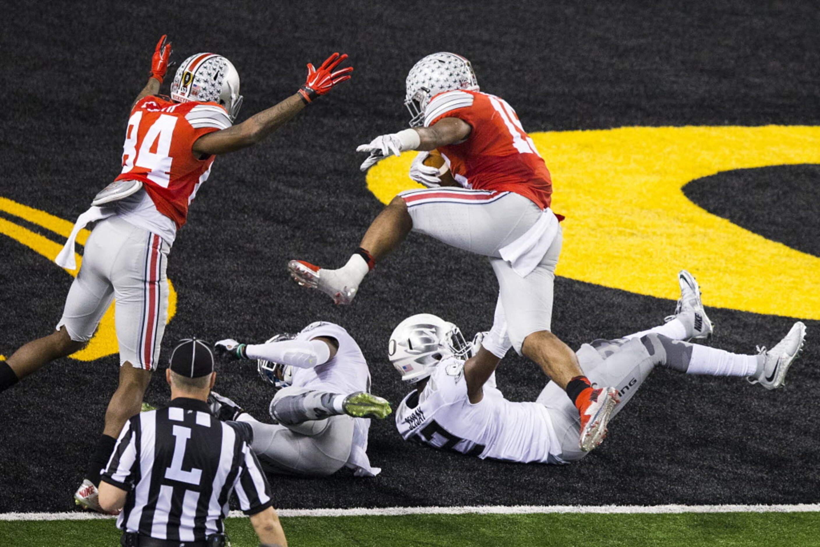 Ohio State Buckeyes running back Ezekiel Elliott (15) scores past Oregon Ducks defensive...