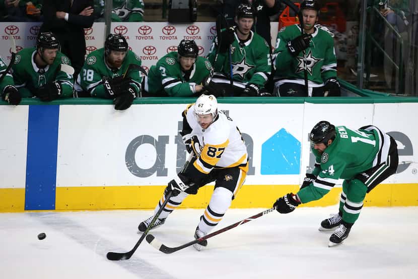 Dallas Stars left wing Jamie Benn (14) and Pittsburgh Penguins center Sidney Crosby (87)...