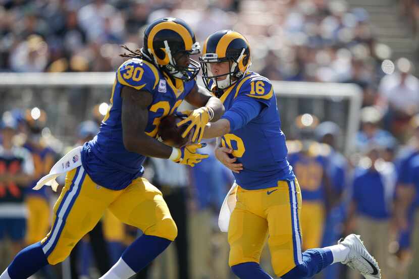 El mariscal Jared Goff (16) y el corredor Todd Gurley (30) llevaron a los Rams de Los...