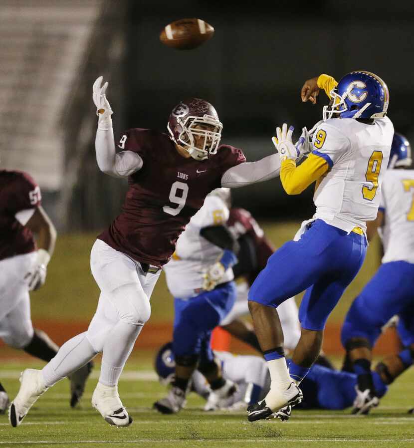 Ennis defensive end James Lockhart (9) pressures Corsicana quarterback Kishawn Kelley (9) as...