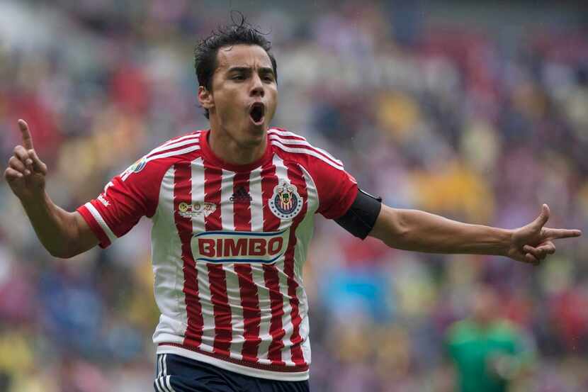 Omar Bravo y las Chivas se enfrentarán al América en cuartos. (AP/CHRISTIAN PALMA)
