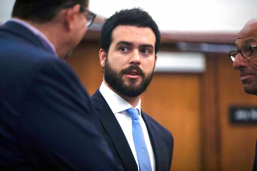 El actor mexicano Pablo Lyle, en el centro, habla con sus abogados durante una audiencia en...