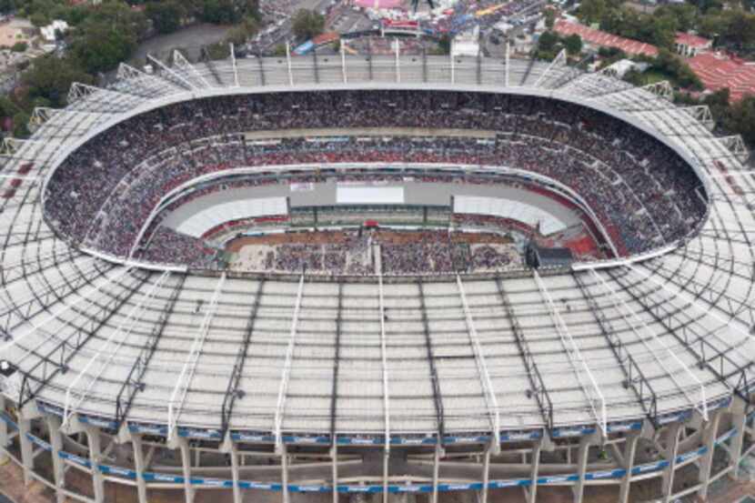 El juego de la NFL en México fue cancelado por malas condiciones del campo en el Estadio...