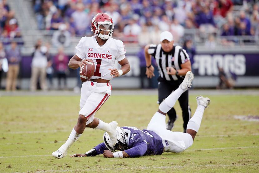 Oklahoma quarterback Kyler Murray (1) looks for a receiver during the first half of an NCAA...