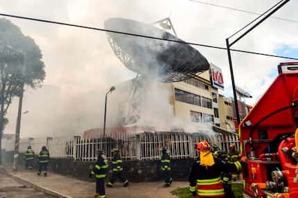 Teleamazonas, una estación de TV ubicada en un barrio residencial, fue atacada con cocteles...