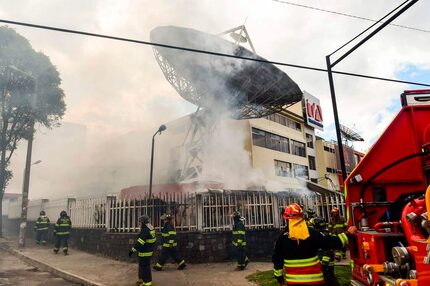 Teleamazonas, una estación de TV ubicada en un barrio residencial, fue atacada con cocteles...