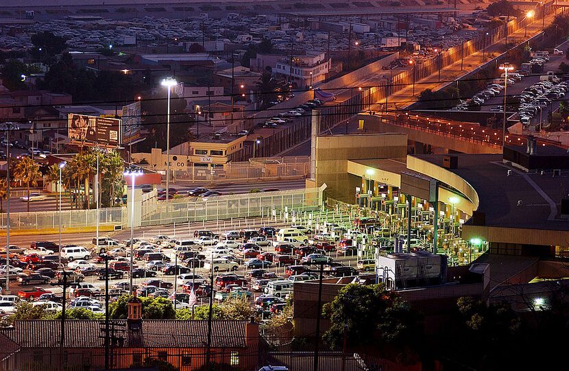 La garita de San Ysidro, en Tijuana, concentra la mayor cantidad de cruces en un solo punto...