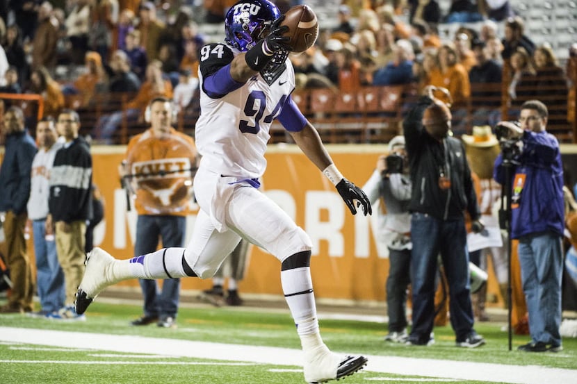 TCU's Josh Carraway (94) runs to the end zone for a touchdown during the second half of a...