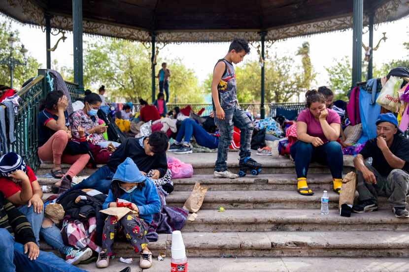 Cientos de inmigrantes de varios países esperan en Reynosa, Tamaulipas, México, una...