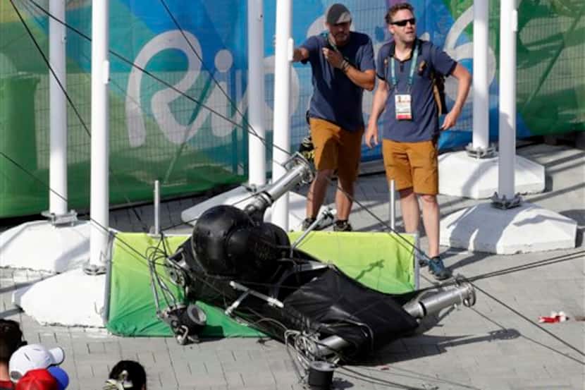 Una cámara de tomas aéreas quedó tirada en la zona del Parque Olímpico luego que dos de los...