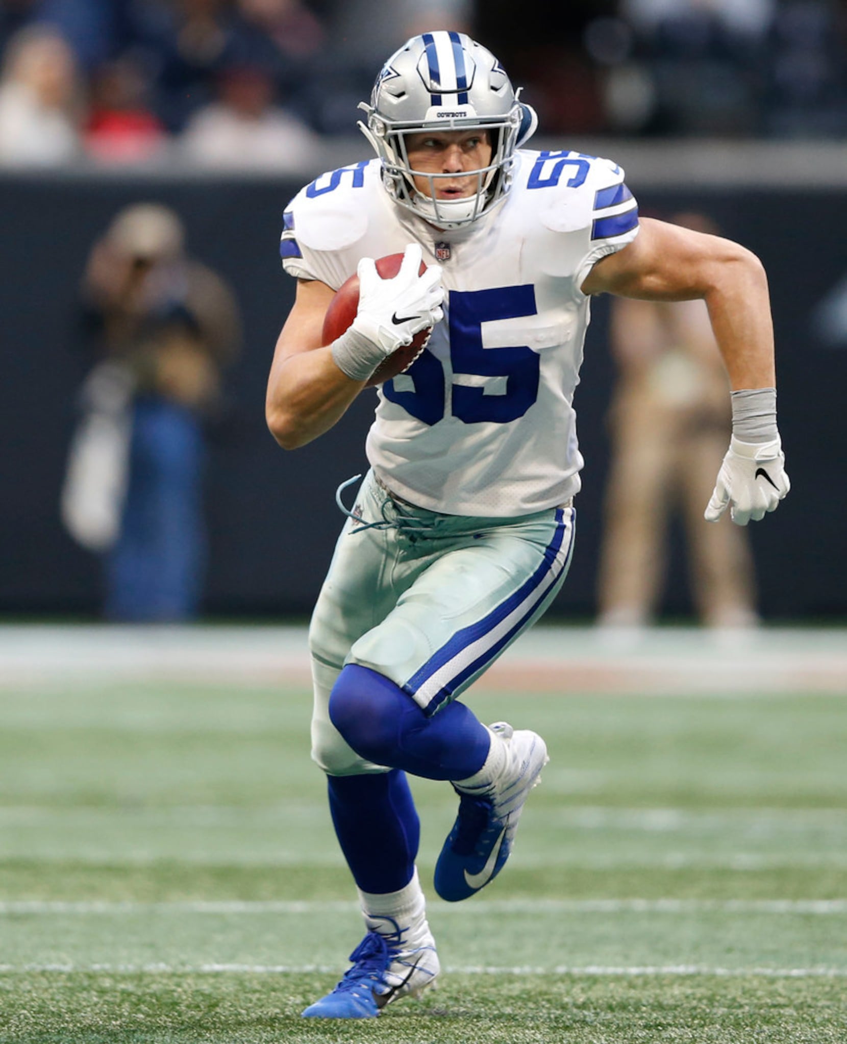 Cowboys' Leighton Vander Esch feeds bear while fishing