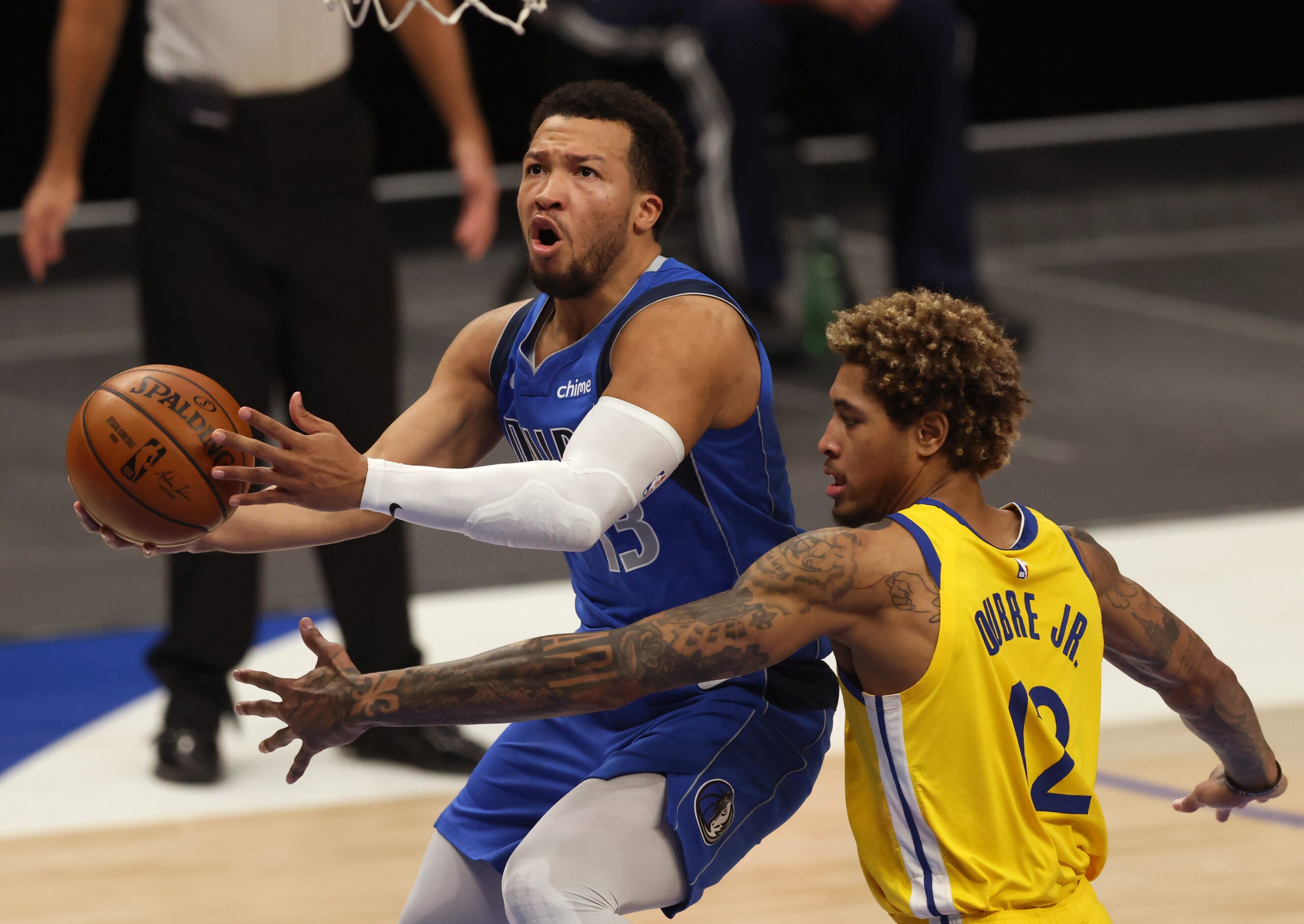 Dallas Mavericks guard Jalen Brunson (13) attempts a layup in front of Golden State Warriors...