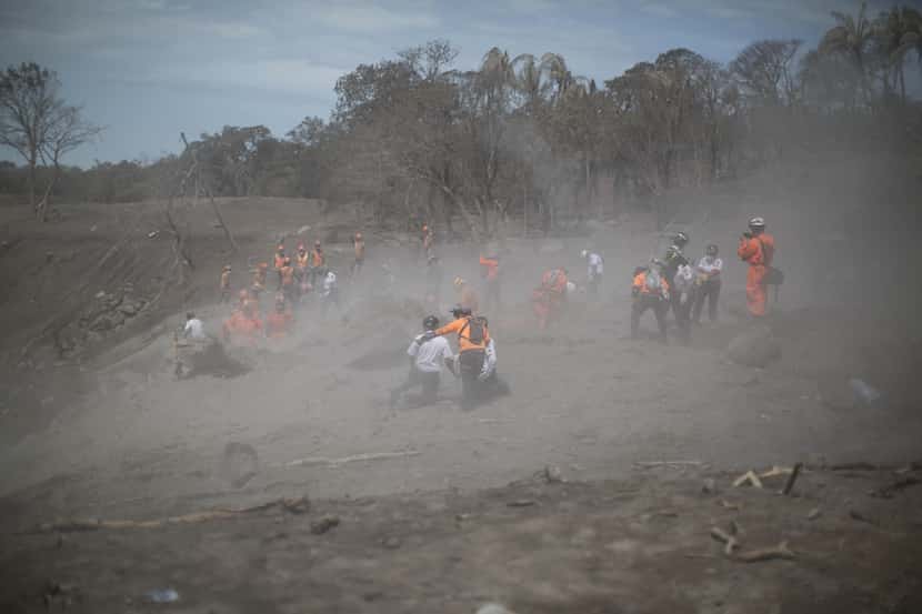 Personal de rescate examina la estabilidad del suelo en una zona cerca de El Rodeo, en...