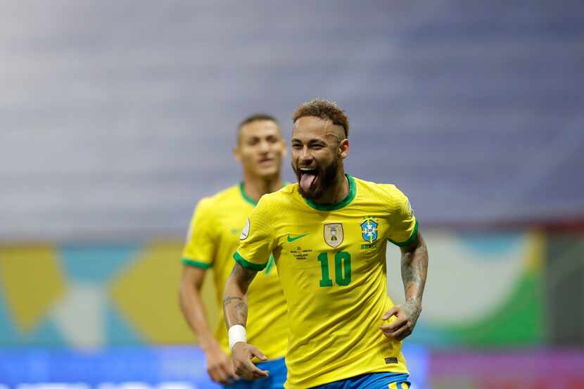 Neymar celebra tras anotar un gol con su selección, Brasil, ante Venezuela durante la Copa...