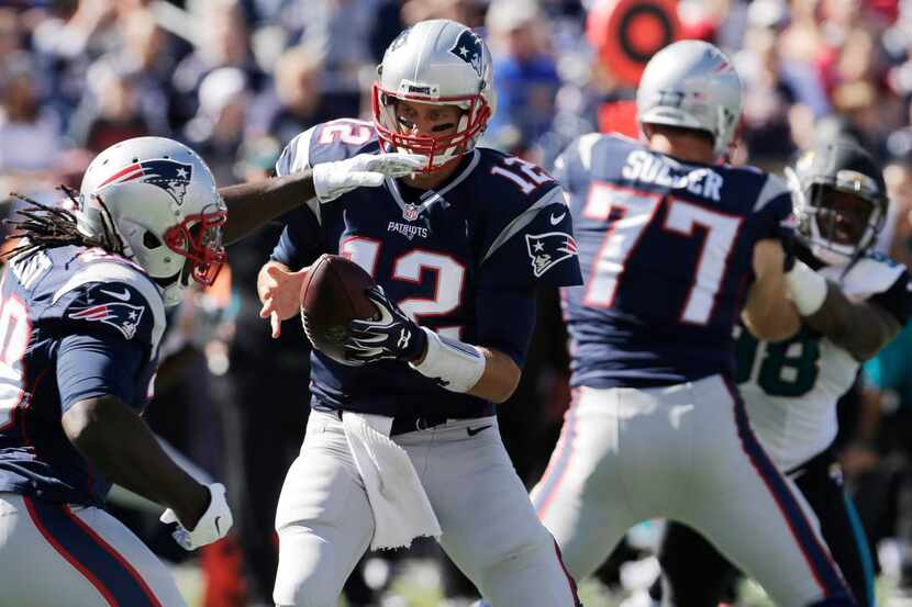Tom Brady (12) y los Patriots jugarán contra Dallas este fin de semana por primera vez el...