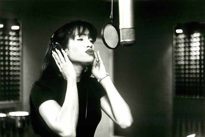 Jennifer Lopez interpretando a Selena Quintanilla, en la película de 1997 'Selena', sobre la...