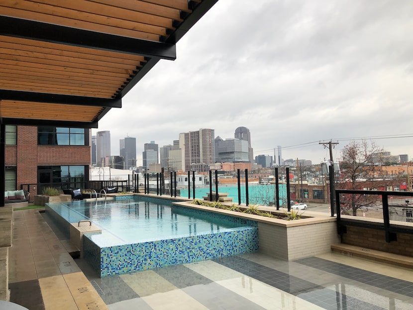 The pool deck at the Novel Deep Ellum apartments.