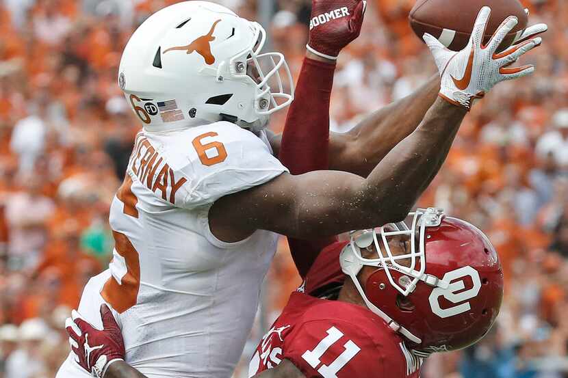 Texas Longhorns wide receiver Devin Duvernay (6) tries to catch a pass over the defense of...