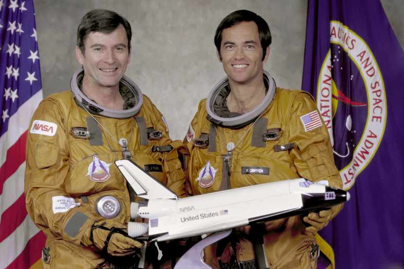 John Young y  Robert Crippen, astronautas de la primera misión del Transbordador Espacial...