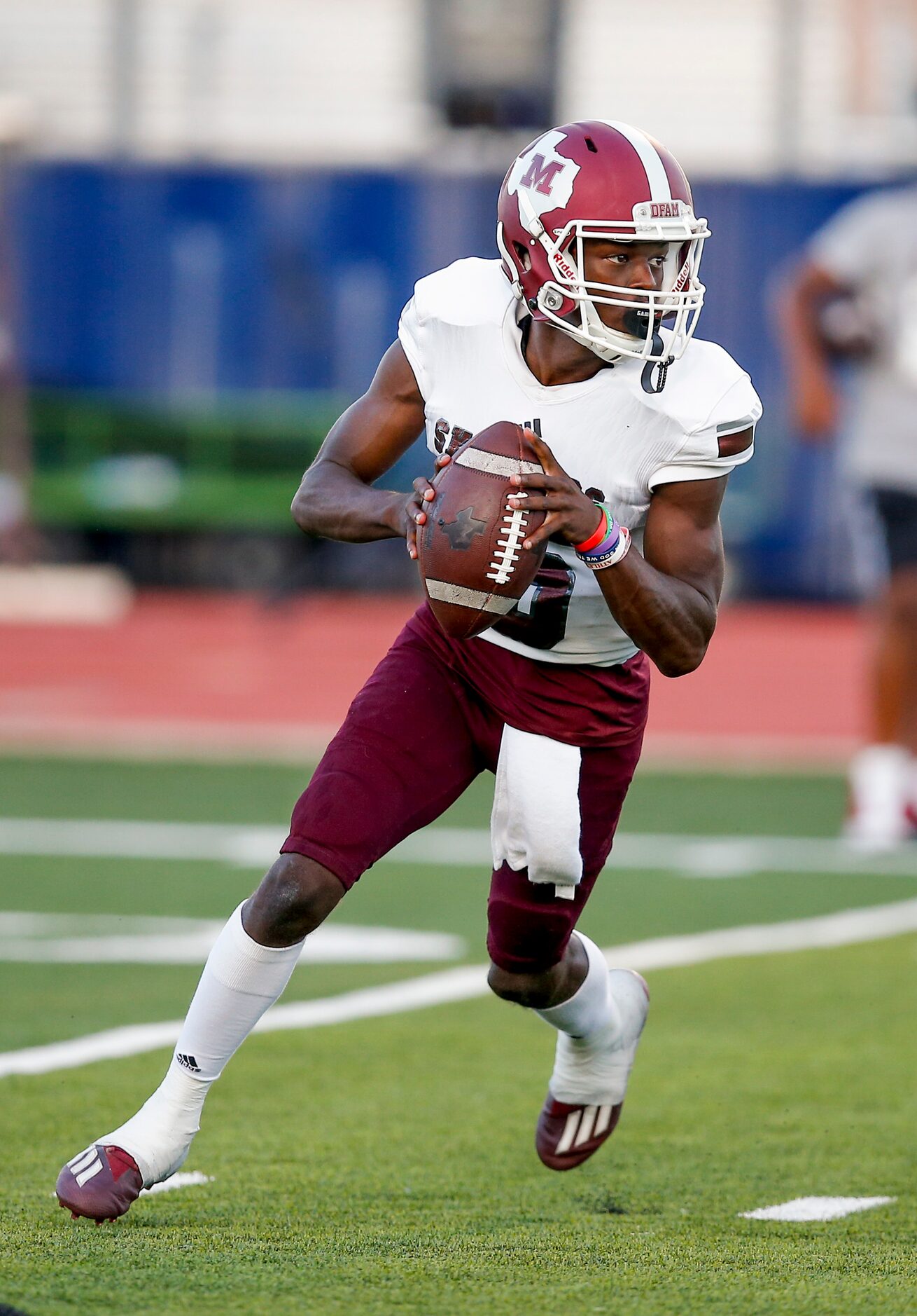 Mesquite junior quarterback Tyrique Womack (16) looks for a receiver during the first half...