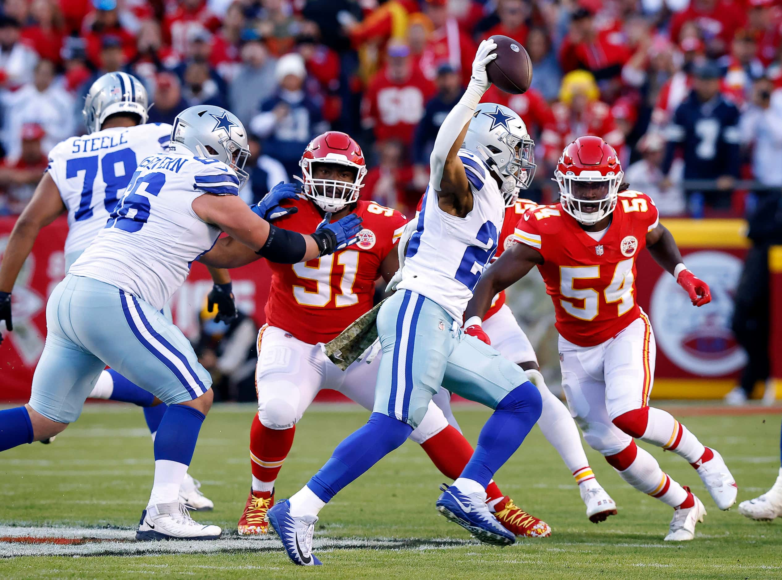 Dallas Cowboys running back Tony Pollard (20) took a first quarter direct snap and swept to...