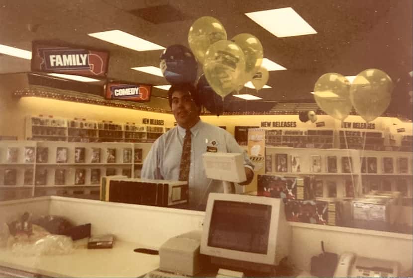 David Carrera durante la apertura de la tienda Blockbuster en Tyler, Texas, en 1994. 