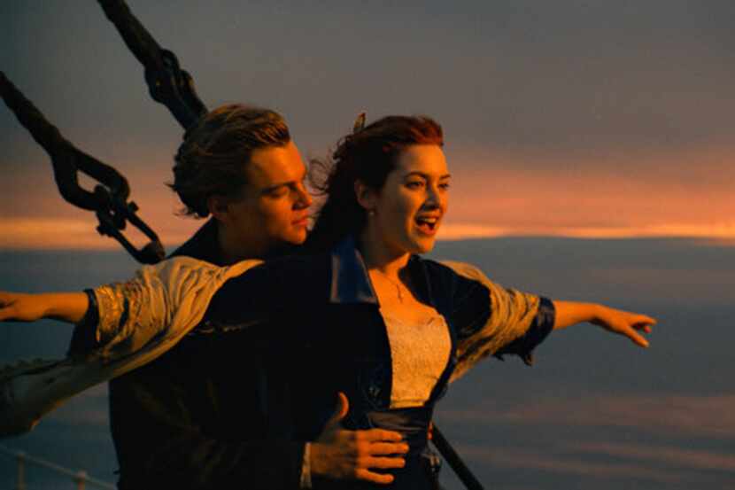 Leonardo DiCaprio, izquierda, y Kate Winslet en una escena de “Titanic” en una imagen...