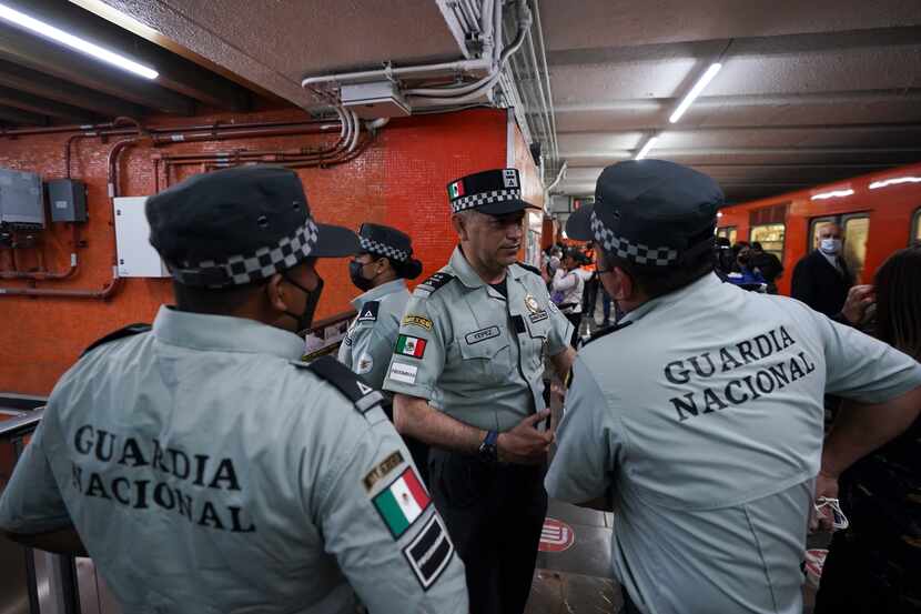 Miembros de la Guardia Nacional mexicana patrullan dentro del metro de Ciudad de México el...