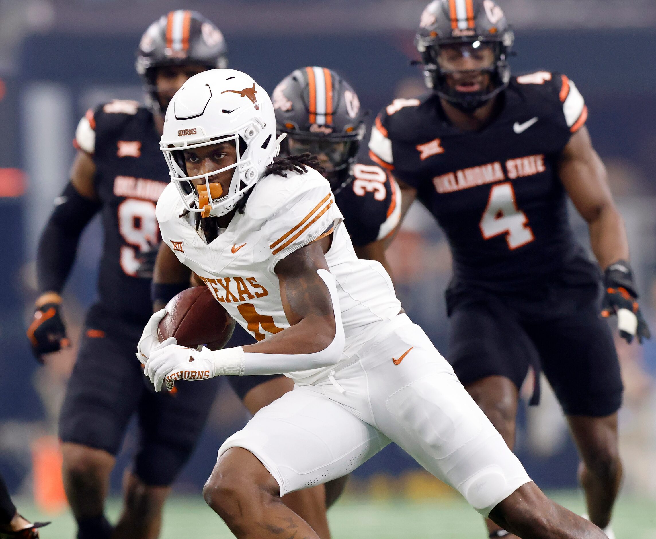 Texas Longhorns running back CJ Baxter (4) breaks away for a long, first quarter run against...