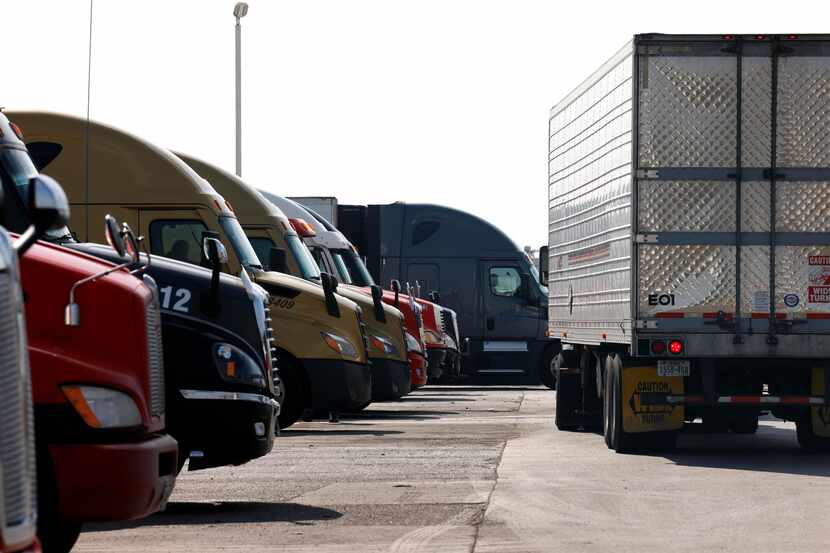 Varios camiones de carga se estacionan en espera de ser inspeccionados por autoridades de...