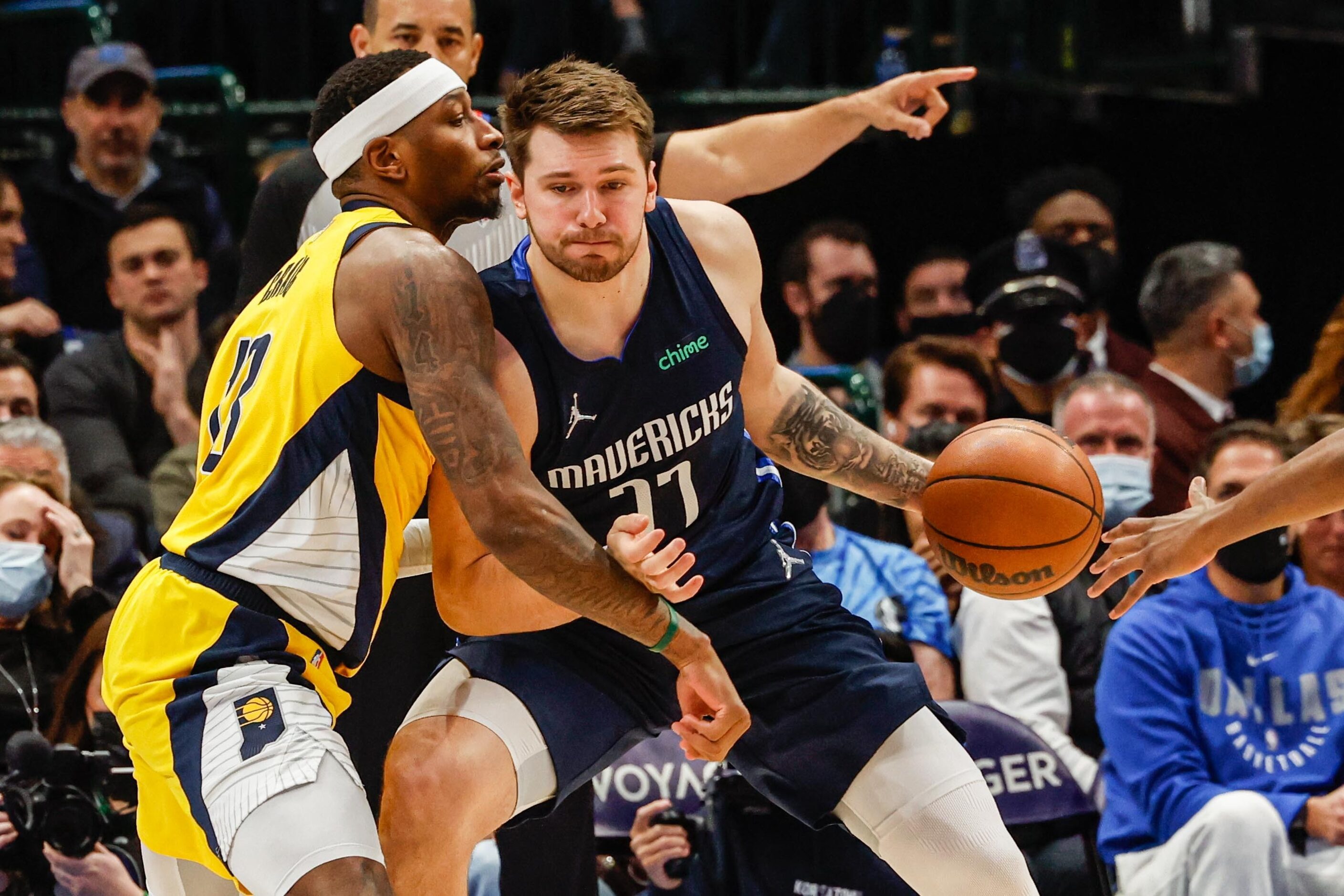 Dallas Mavericks guard Luka Doncic (77) drives to the basket as Indiana Pacers forward...