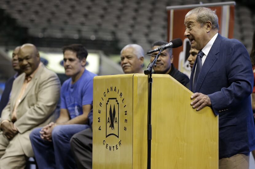 Top Rank CEO Bob Arum, right, addresses attendees at a news  conference as former World...