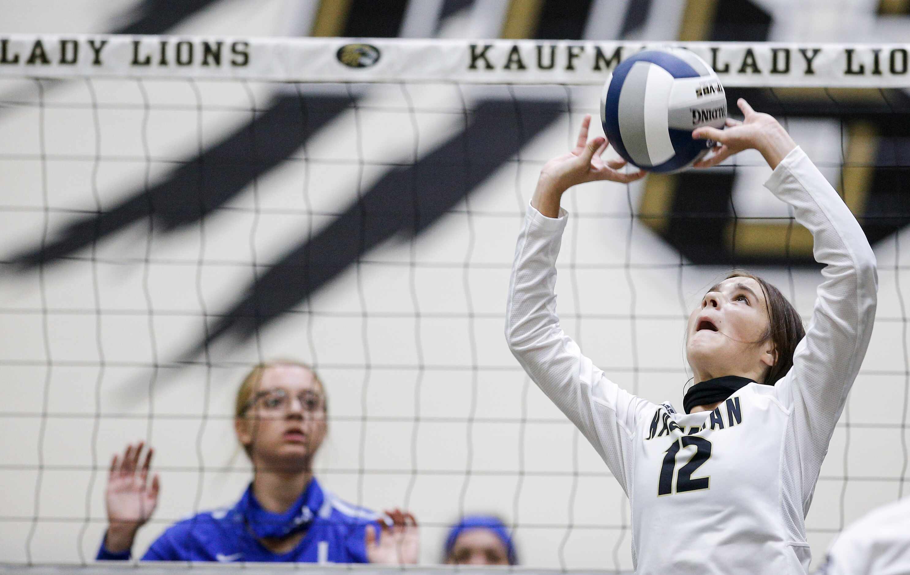 KaufmanÕs Piper Wilburn (12) sets the ball for a teammate during a high school volleyball...