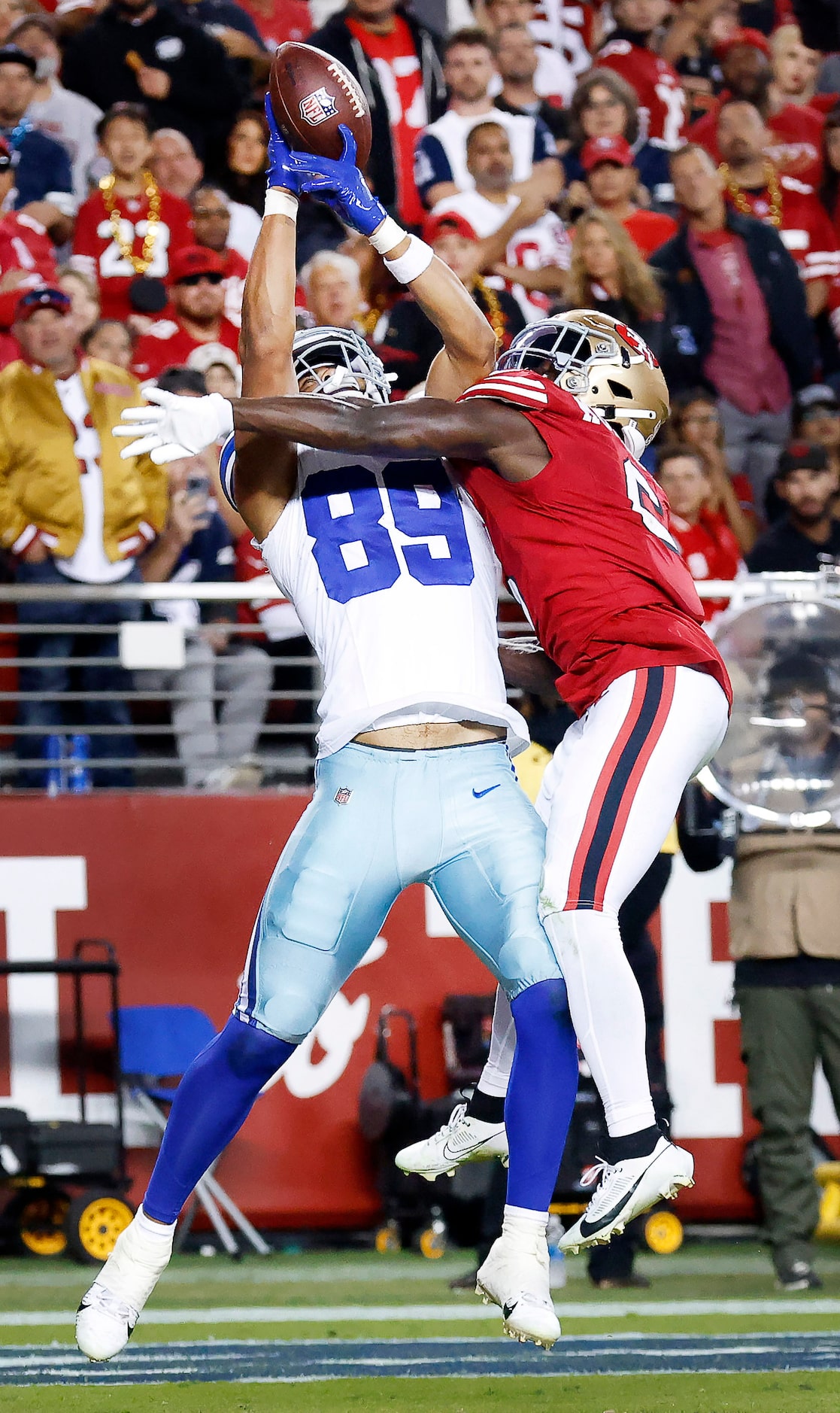 Dallas Cowboys tight end Brevyn Spann-Ford (89) can’t hold onto a second quarter pass in the...