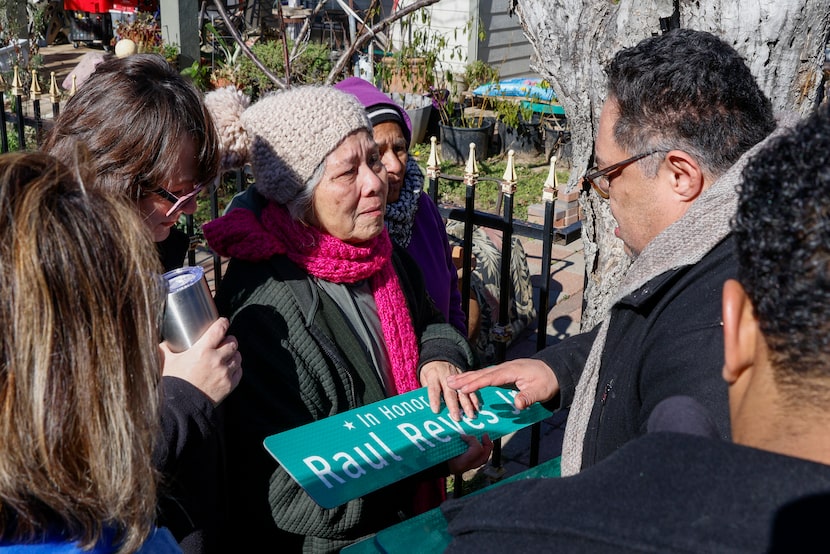 El concejal Omar Narvaez presenta la placa a la madre de Raúl Reyes, Juanita Reyes, en West...