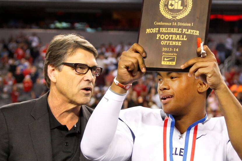 Texas Governor Rick Perry talks with Allen quarterback Kyler Murray (1) after he was named...