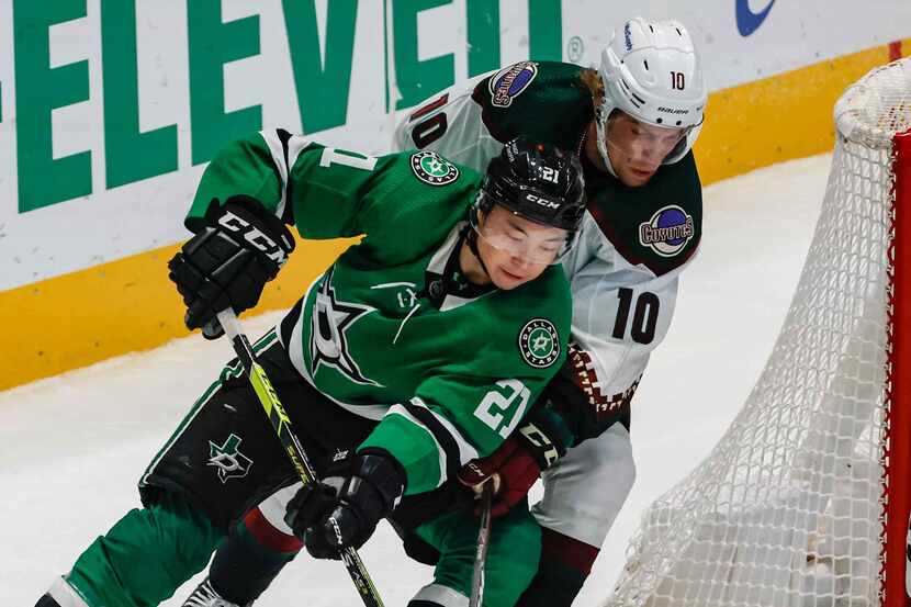 Dallas Stars left wing Jason Robertson (21) goes around Arizona Coyotes center Ryan Dzingel...