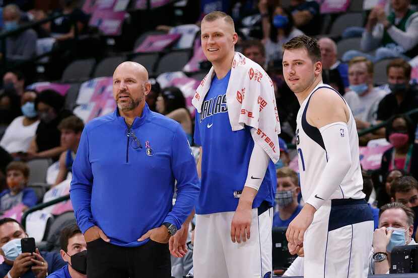 Dallas Mavericks head coach Jason Kidd, center Kristaps Porzingis (center) and guard Luka...