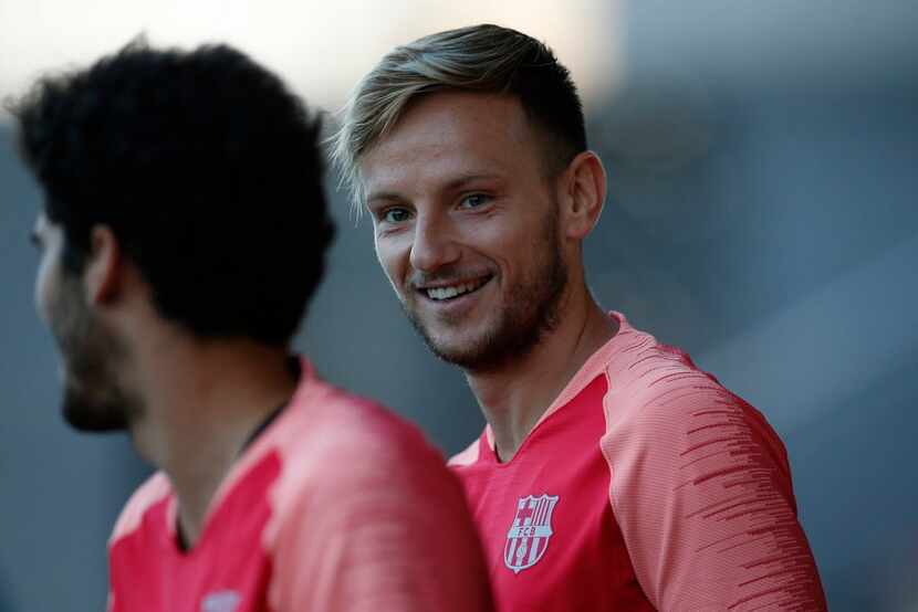 Ivan Rakitic y el Barcelona encabezan el B. (AP Photo/Manu Fernandez)