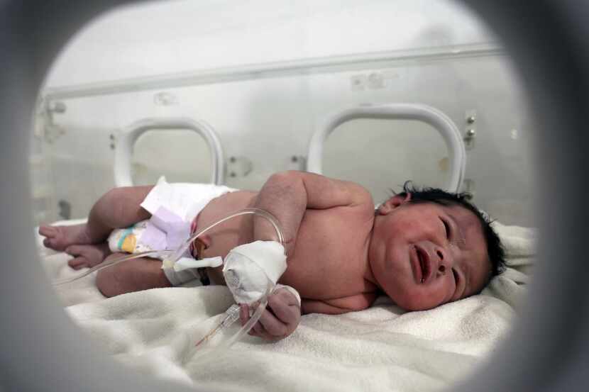 La bebé recién nacida, que nació en medio de las ruinas tras el sismo reciente en Siria, en...