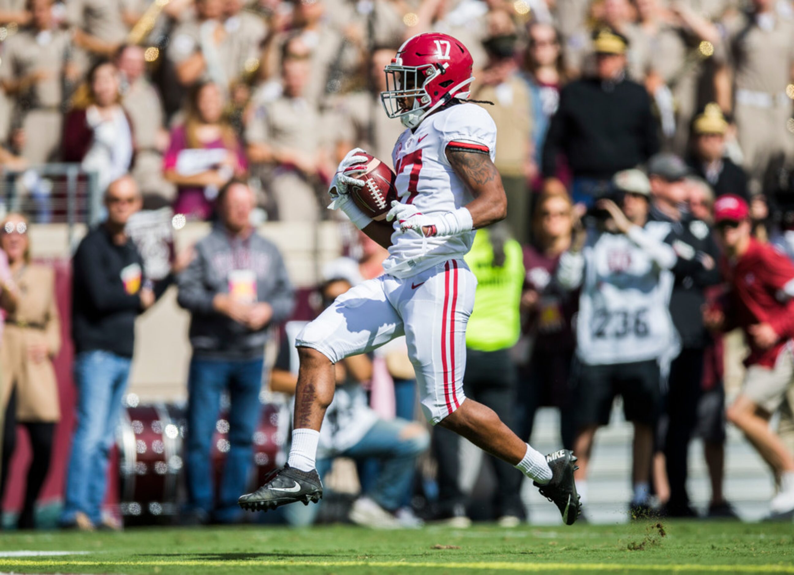 Alabama Crimson Tide wide receiver Jaylen Waddle (17) runs to the end zone for a touchdown...