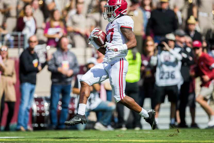 Alabama Crimson Tide wide receiver Jaylen Waddle (17) runs to the end zone for a touchdown...