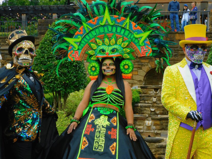 El jardín botánico de Fort Worth festeja el Día de Muertos con arte viviente, flores,...