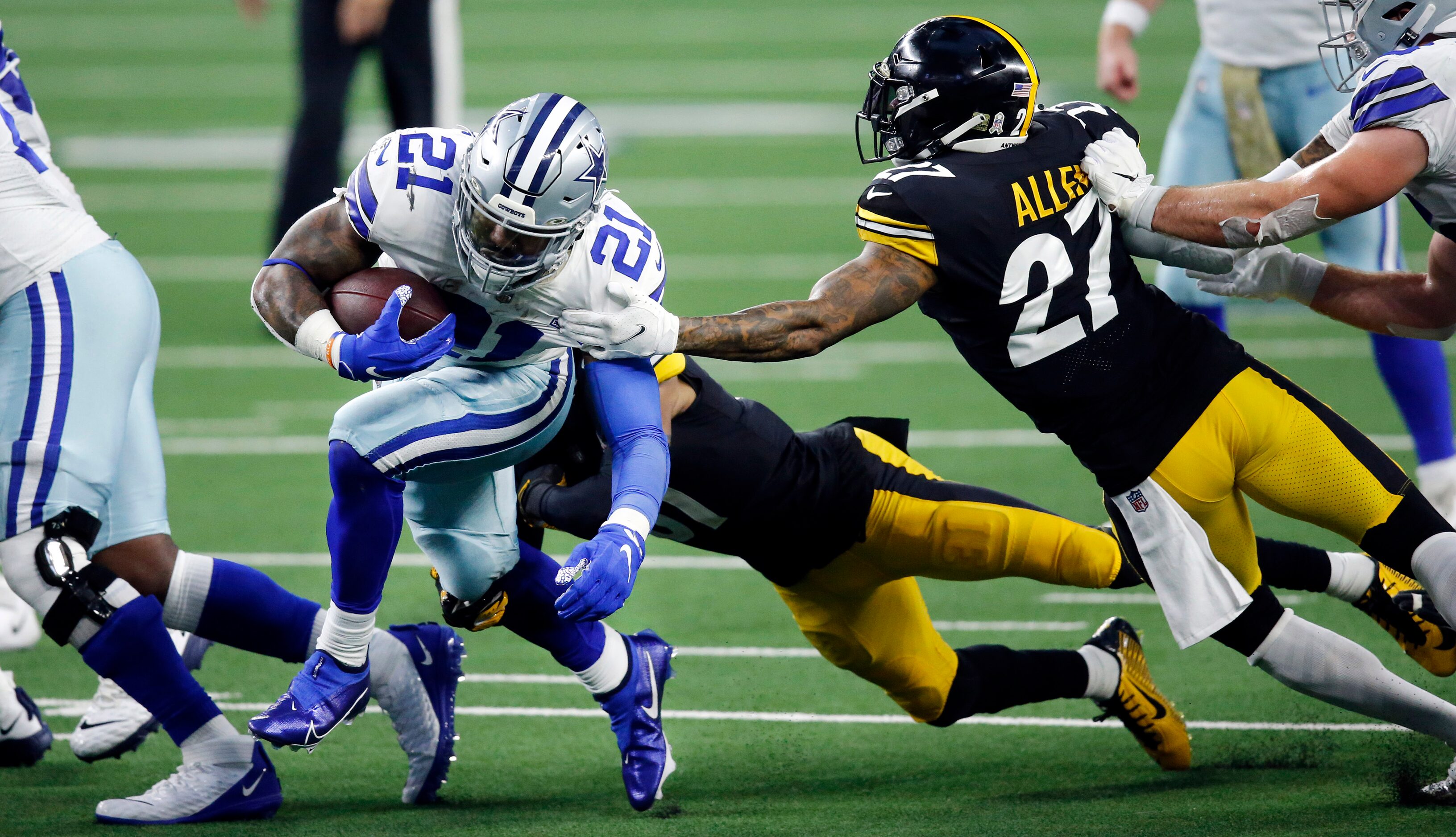 Dallas Cowboys running back Ezekiel Elliott (21) this to shake Pittsburgh Steelers...