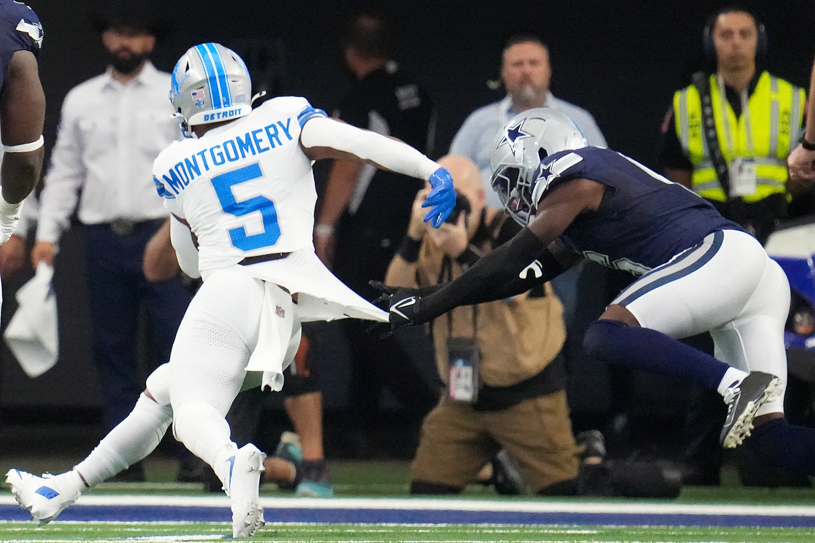 Detroit Lions running back David Montgomery (5) gets past Dallas Cowboys safety Donovan...