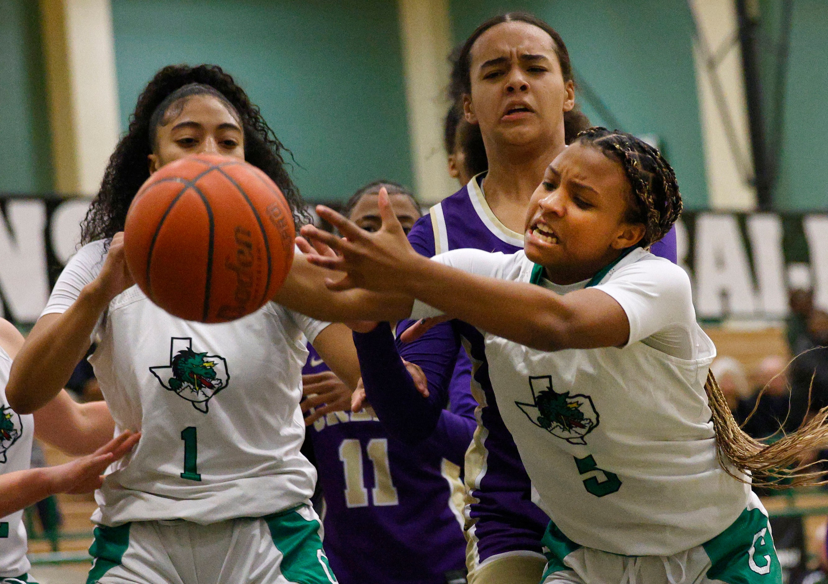 Southlake Carroll's Nadia Jordan (5) tries to get a loose ball as her sister Southlake...